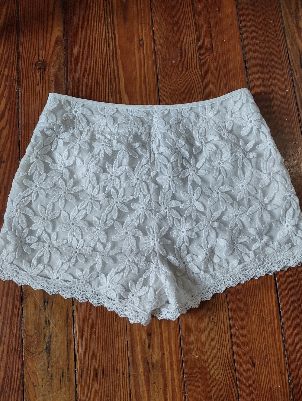 Monteau White Lace Floral Embroidered Women’s Shorts - L Side Zip and Pockets